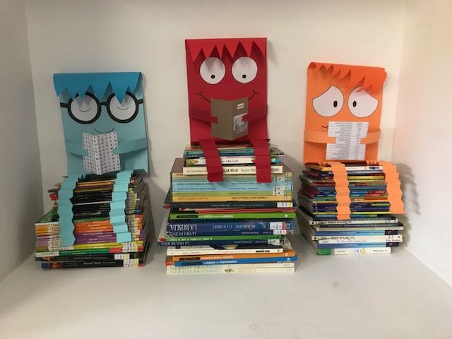 maristassegovia's tweet photo. Los alumnos y profesores de 5º entramos en la Semana de la Lectura con el proyecto 'Horas Lectoras'. #MaristasSegovia https://t.co/gdce3JoIbw