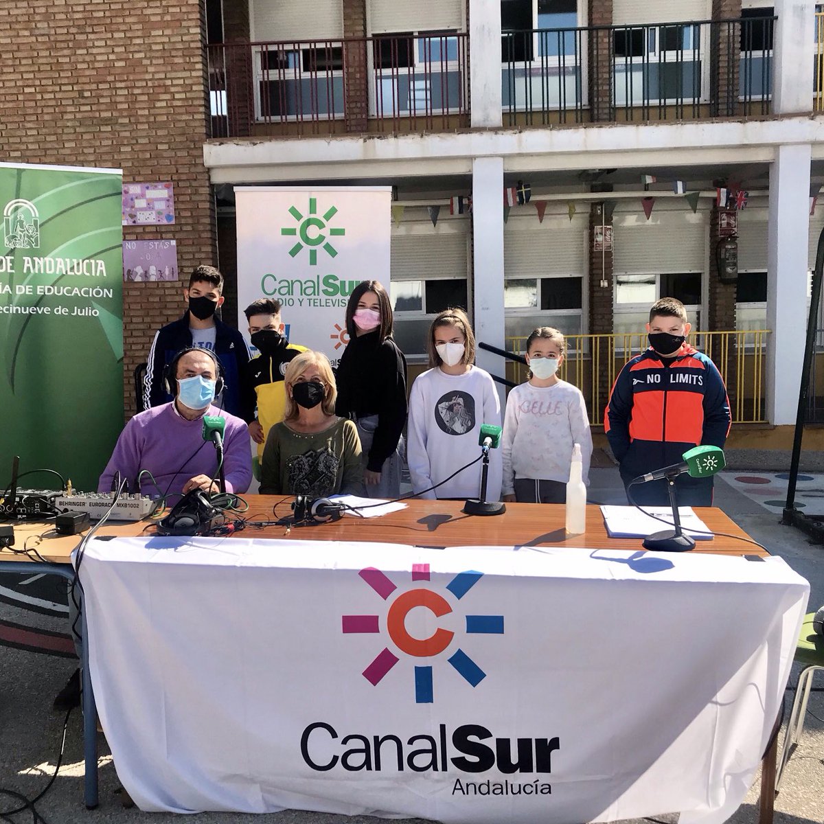 Hoy a partir de las 12:05 horas nuestro programa Canal Sur Mediodía Jaén se realizará desde el colegio 19 de julio de #Bailén. Conoceremos su proyecto educativo en torno a la radio escolar con @SusanaAgma desde <a href="/CeprDe/">CEPR Diecinueve de Julio</a> 
Te esperamos en <a href="/CanalSurRadio/">Canal Sur Radio</a>