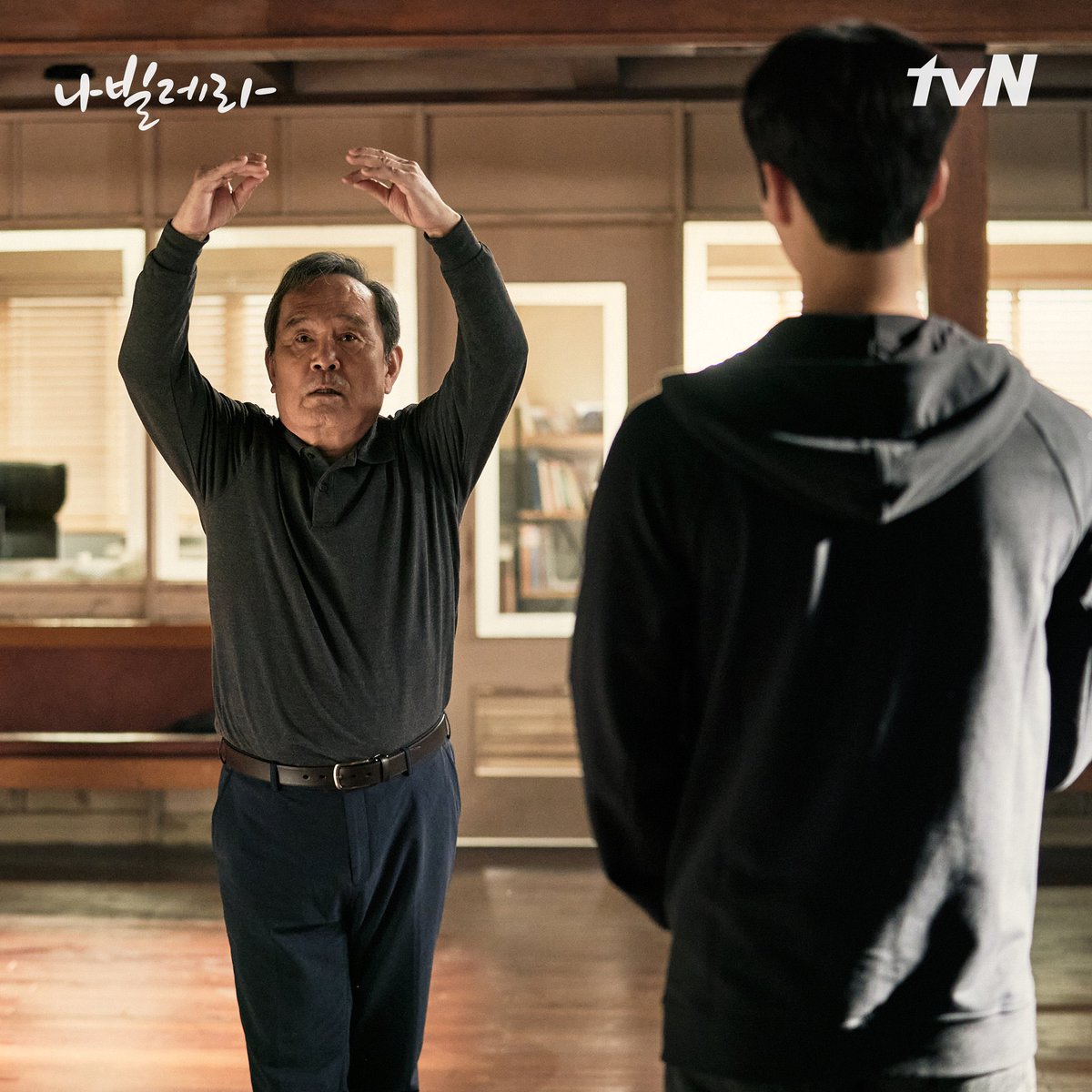 alwaysLeesuho's tweet photo. จากการที่ได้ดูep.2เราได้เห็นเลยว่าไม่ว่าคุณปู่จะทำอะไรเขาก็ทำอย่างเต็มที่เสมอ ไม่ว่าจะเป็นในอดีตที่เขาต้องทำงานเป็นบุรุษไปรษณีย์ รวมถึงในตอนนี้ก็เช่นกัน เรานับถือใจของคุณปู่มากจริงๆ #NavilleraEp2 #Navillera https://t.co/02cQMzhBxZ