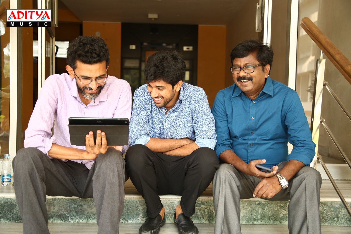 adityamusic's tweet photo. Director @sekharkammula Launched #AlantiSitralu Movie Trailer
ICYMI► https://t.co/nIaL4sPiPa
Music by #SanthuOmkar
@ajaykathurvar @shwettaparashar
@YashPuri04 @mailrahul07 @supreethckrish1 #IandIArts #CosmicrayProductions @adityamusic https://t.co/IzUieNoYcg