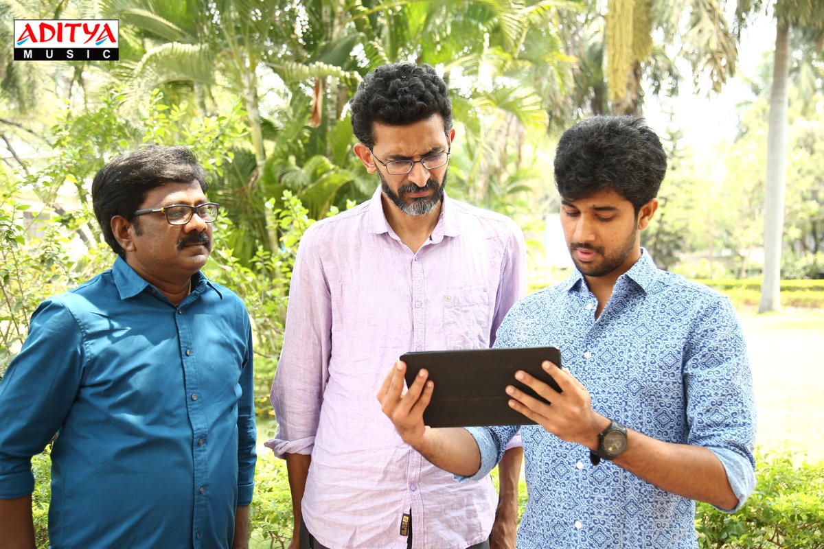 adityamusic's tweet photo. Director @sekharkammula Launched #AlantiSitralu Movie Trailer
ICYMI► https://t.co/nIaL4sPiPa
Music by #SanthuOmkar
@ajaykathurvar @shwettaparashar
@YashPuri04 @mailrahul07 @supreethckrish1 #IandIArts #CosmicrayProductions @adityamusic https://t.co/IzUieNoYcg