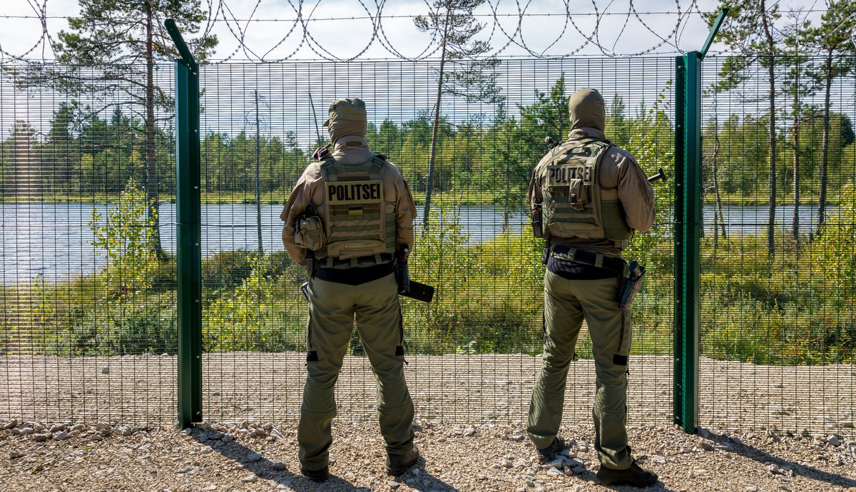 Pillandia's tweet photo. |EE| Pedetsi jõgi (Eesti Vabariigi kagupiir).
|EN| Pededze River, where it signs the southeastern border of Estonia 🇪🇪 (foreground) with Russia 🇷🇺 (opposite shore).
Photo: 2019.
https://t.co/BMcpfrRVNA
#Estonia #Eesti #Petseri #Politsei https://t.co/MhzOr6z8nG