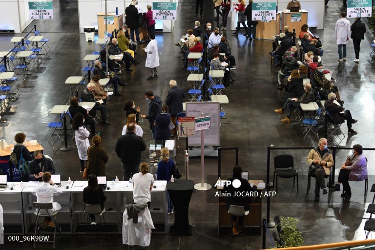 AFPphoto's tweet image. #France - A velodrome is used as a Covid-19 vaccination centre.
📸 @alainjocard #AFP