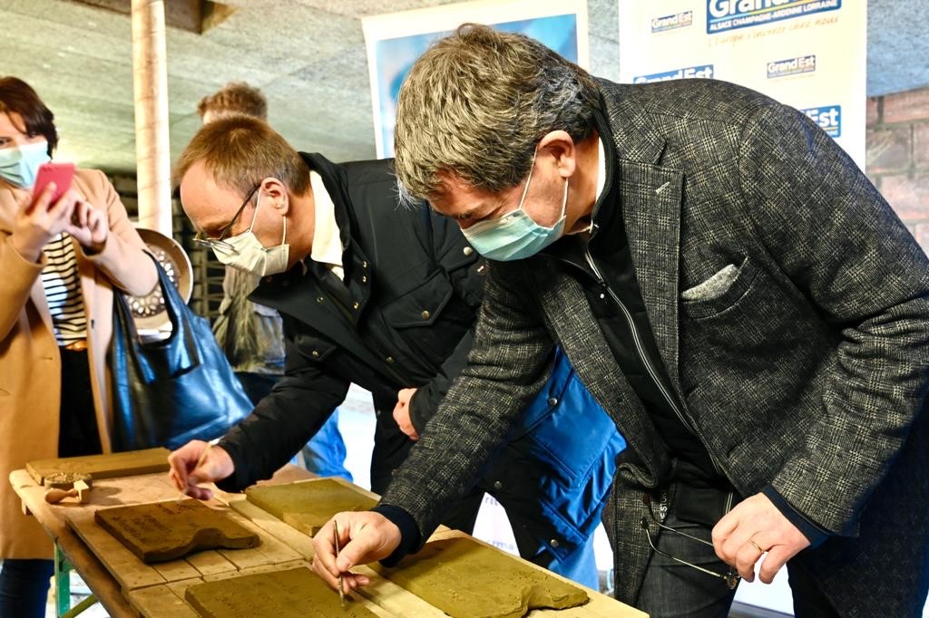 regiongrandest's tweet photo. Signature du Pacte #Artisanat 2021-2023 entre la Région et la #CRMA #GrandEst à la @tuilerie_royer à Soulaines-Dhuys #Aube
➡️ soutenir les métiers d’art fragilisés par la crise #Covid19 👉🏼 aider les #entreprises artisanales à rebondir &amp; les accompagner dans leur développement https://t.co/Vur5LTgYAN