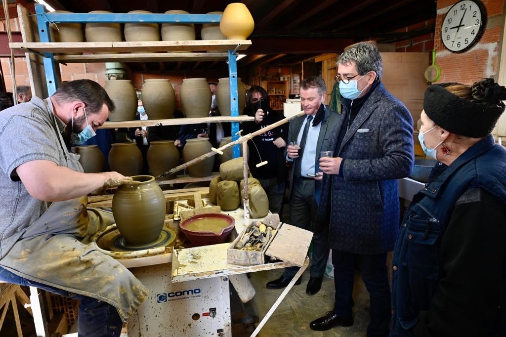 regiongrandest's tweet photo. Signature du Pacte #Artisanat 2021-2023 entre la Région et la #CRMA #GrandEst à la @tuilerie_royer à Soulaines-Dhuys #Aube
➡️ soutenir les métiers d’art fragilisés par la crise #Covid19 👉🏼 aider les #entreprises artisanales à rebondir &amp; les accompagner dans leur développement https://t.co/Vur5LTgYAN