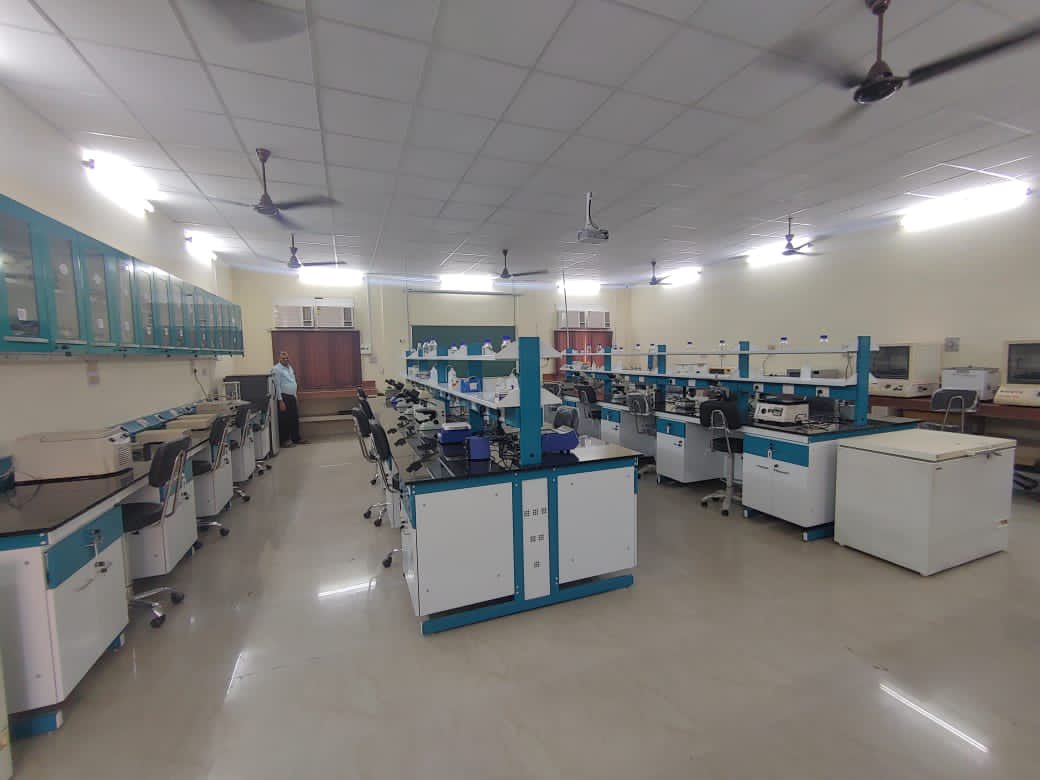 ProfAnilKumarT1's tweet photo. Newly furnished building of the School of Biotechnology with smart class room, Practical Laboratories, Library and Faculty Research Labs ready for inauguration by Prof Rakesh Bhatnagar, VC BHU @VCofficeBHU @DBTIndia @DrRPNishank https://t.co/x26DxspBgv