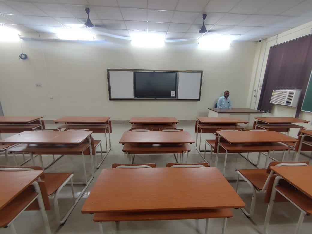 ProfAnilKumarT1's tweet photo. Newly furnished building of the School of Biotechnology with smart class room, Practical Laboratories, Library and Faculty Research Labs ready for inauguration by Prof Rakesh Bhatnagar, VC BHU @VCofficeBHU @DBTIndia @DrRPNishank https://t.co/x26DxspBgv
