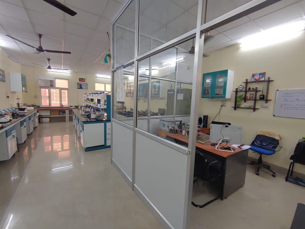 ProfAnilKumarT1's tweet photo. Newly furnished building of the School of Biotechnology with smart class room, Practical Laboratories, Library and Faculty Research Labs ready for inauguration by Prof Rakesh Bhatnagar, VC BHU @VCofficeBHU @DBTIndia @DrRPNishank https://t.co/x26DxspBgv