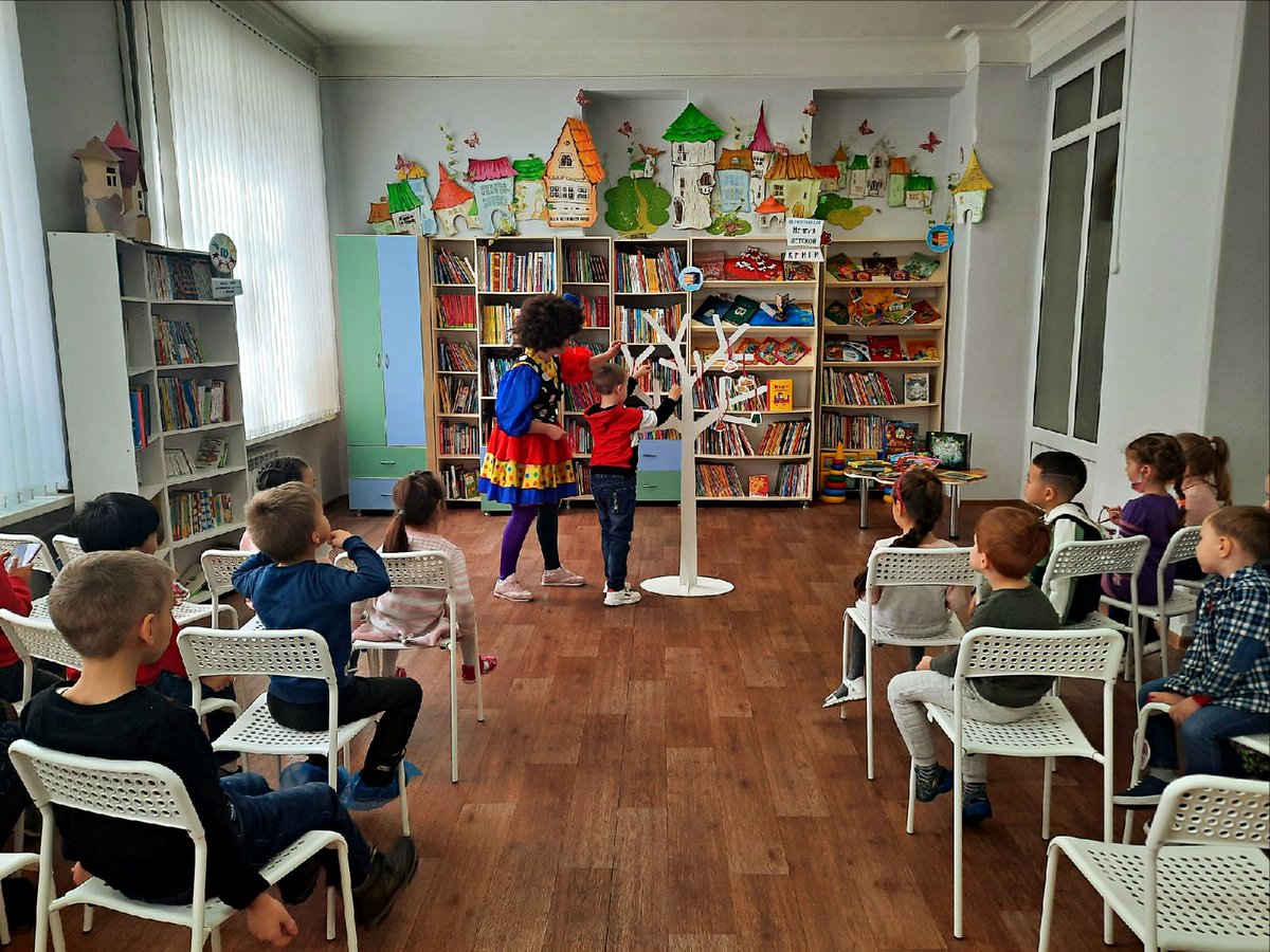 Праздничные мероприятия в рамках #ВсероссийскаяНеделяДетскойКниги продолжаются!Сегодня в #АстраханскаяОДБ маленькие астраханцы приняли участие в театрализованной игровой программе «Чудеса у Чудо-дерева» по сказкам Корнея Ивановича Чуковского aodbiblioteka.ru/news/2307/