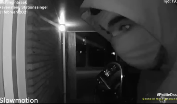 Politie toont bewakingsbeelden van inbrekers in Ravenstein [video] - ..