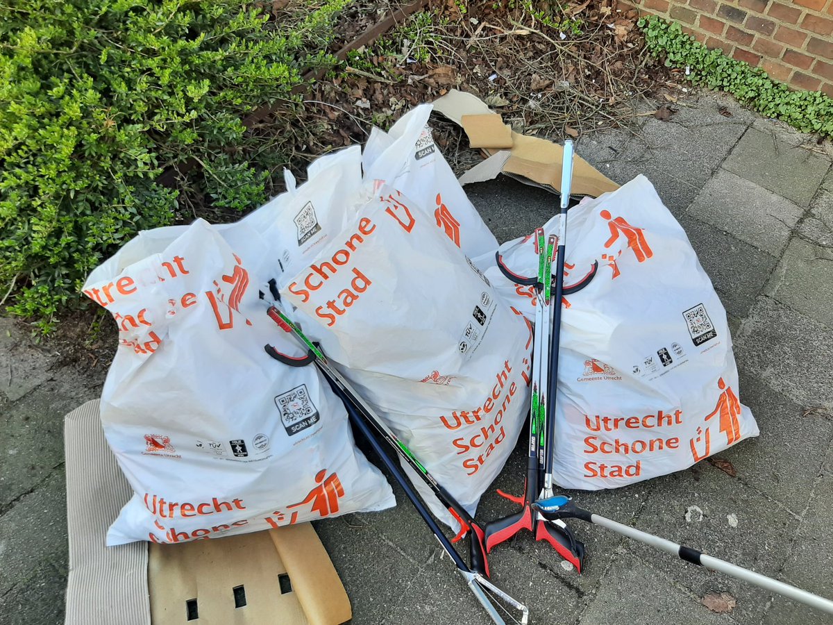 Een klein uurtje later al 5 zakken vol!
#landelijkeopschoondag <a href="/DOCKUtrecht/">DOCK Utrecht</a> <a href="/Dichterswijk/">Dichterswijk</a>