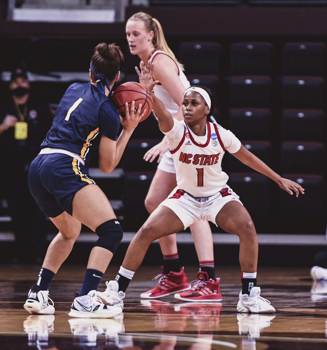 LovejoyGBB's tweet photo. How Sweet it is to 👀 @genesisbryant_ and @thatguhhnaya advance to the @ncaawbb Sweet 16 #LovejoyGBBLegends https://t.co/ibNzxeRx1N