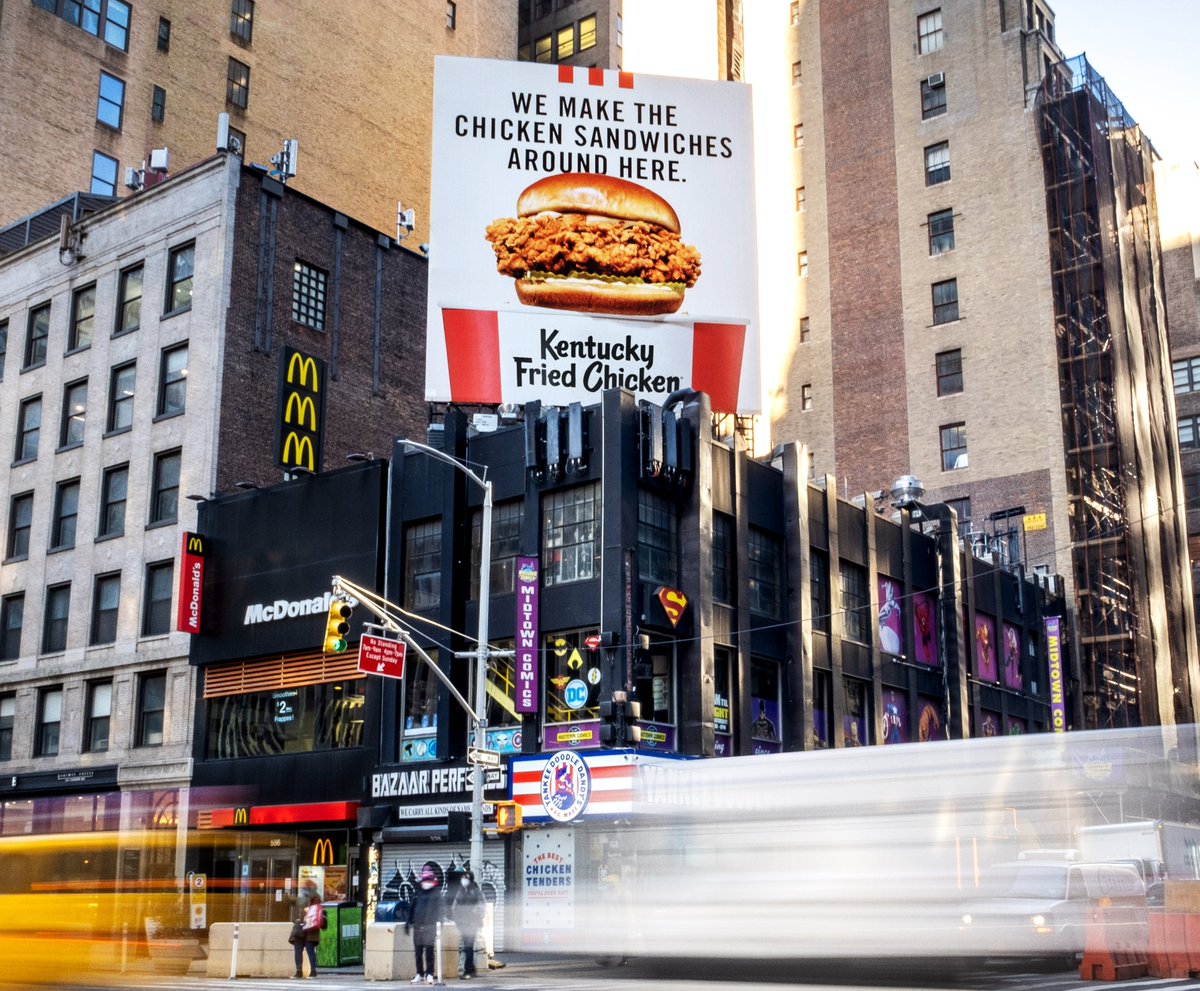 HomemadeMk's tweet photo. La #campaña de #KFC (@kfc) para su nuevo sándwich de pollo🍗 ha dejado K.O🥊a más de uno.

Incluye vallas #publicitarias masivas de #OOH en las principales ciudades de #EEUU ubicadas en la parte superior o al lado de los puntos de venta de #BurgerKing, #McDonalds y #Wendys. https://t.co/xVrsBjYNBH