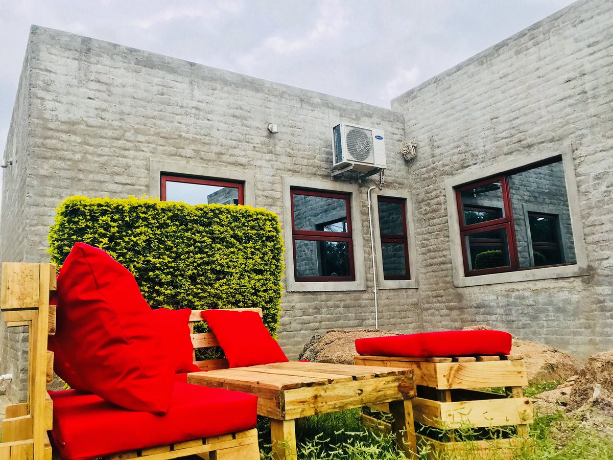 KwaGaModipe's tweet photo. “Santse go tlo nna MONATE!” - HE voice. 😅 Imagine di outdoor vibes; re nale batho ba bantle, go le mmino, dijo le shampopo? Sign me up please 🥳 #FoodPeopleVibes https://t.co/Eu2GwNQrqu