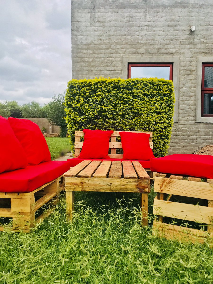 KwaGaModipe's tweet photo. “Santse go tlo nna MONATE!” - HE voice. 😅 Imagine di outdoor vibes; re nale batho ba bantle, go le mmino, dijo le shampopo? Sign me up please 🥳 #FoodPeopleVibes https://t.co/Eu2GwNQrqu