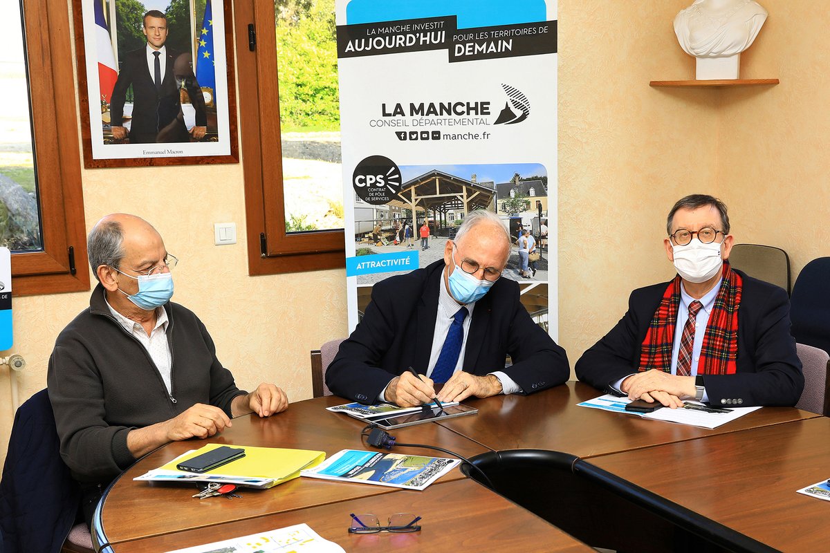 LaManche50's tweet photo. 🖥🖋#LaManche investit aujourd'hui pour les territoires de demain
Le Département @MancheCD50 signe avec #PortBailSurMer un Contrat de Pôle de Services.
💰Un engagement pour accompagner le développement du territoire de 874 600 € (4 ans) https://t.co/kXY91rrAfu