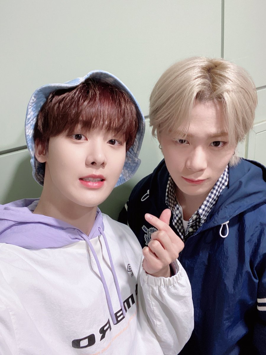 [📸] 🌟 210324 MBC M, MBC every1 #쇼챔피언 🌟

딴콩과 함께하는 쇼요일은 
언제나 시간 순삭🥰💜
딴콩즈와 함께 쇼풍갈
아로하 구합니다🌳👋🏻

#아스트로 #ASTRO #아로하 #AROHA
#문빈 #MOONBIN #윤산하 #YOONSANHA