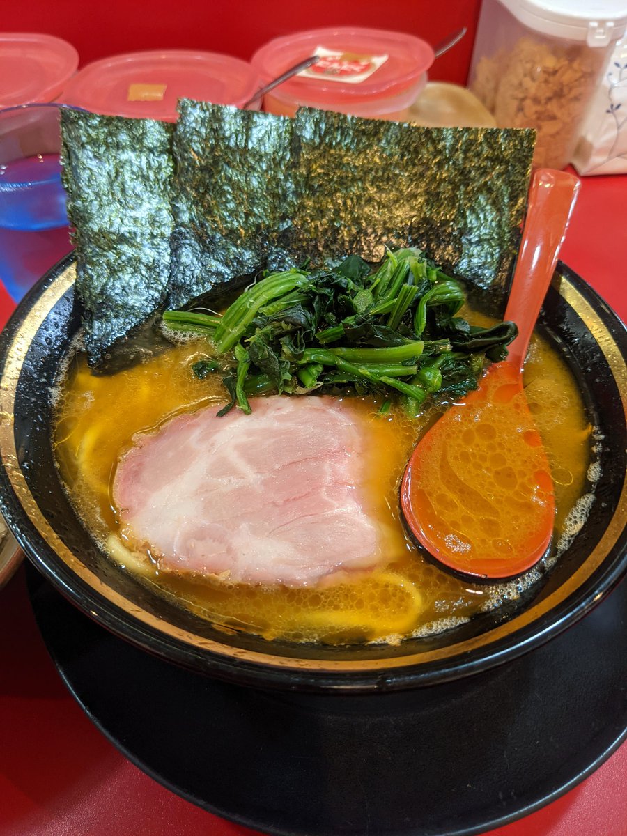 CondolEl's tweet photo. 今日の昼飯兼晩飯は　やっぱり　とらきち家です😃。🍜　硬め　多め　半🍚です。無限ニンニク🍚が美味しい🤩。半🍚でもようやく完食!😂。大井の京浜盃もゲット!🐎たまにはやるジャン💰。 https://t.co/7C9W8GlOC5
