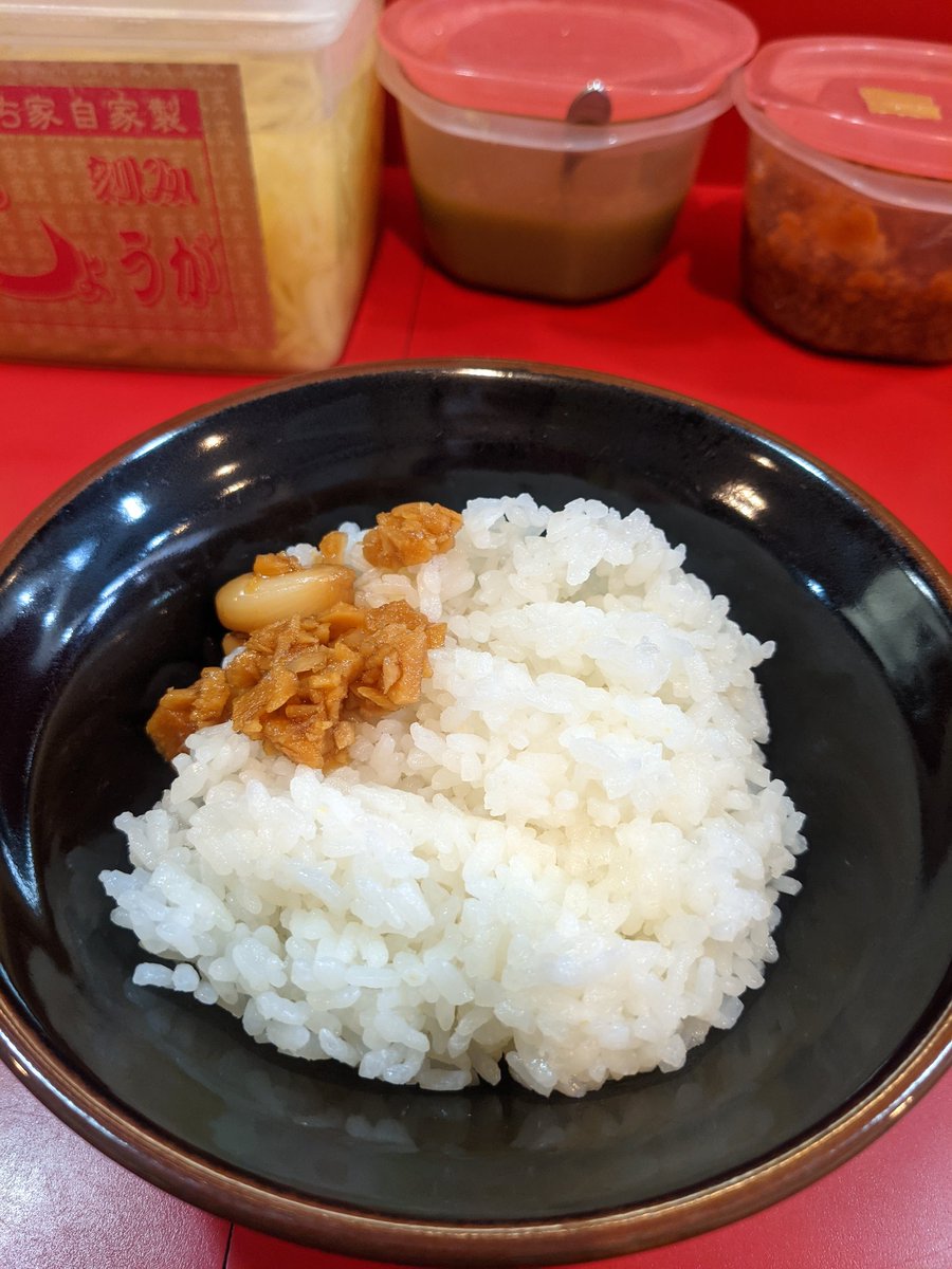 CondolEl's tweet photo. 今日の昼飯兼晩飯は　やっぱり　とらきち家です😃。🍜　硬め　多め　半🍚です。無限ニンニク🍚が美味しい🤩。半🍚でもようやく完食!😂。大井の京浜盃もゲット!🐎たまにはやるジャン💰。 https://t.co/7C9W8GlOC5