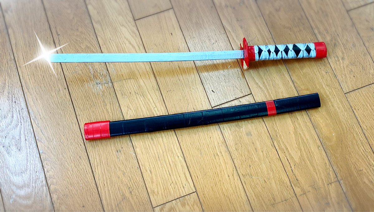 IIDA_ACTORS's tweet photo. 4月に新入生を引き込むための公演で使う小道具です！
裏方さんの力作という事でとてもレベルが高いです。刀の柄の部分が手作りとは思えないほどのクオリティ…！
誇らしい…<(*¯꒳¯*)>

アクションが多い内容なので、他にも趣向を凝らした武器を鋭意制作中です(*ˊ˘ˋ*)また完成したらツイートします！ https://t.co/Tir2OOCuAA