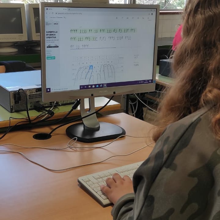 CEIPJabega's tweet photo. IMPULSA 2.0

Nuestro alumnado de 5° y 6° de Primaria continúa aprendiendo con las nuevas tecnologías. Hoy ha tocado taller de mecanografía

Algunos han pasado de 🐢 a 🐆... ¡¡Qué rapidez!! https://t.co/xIlURcAteJ