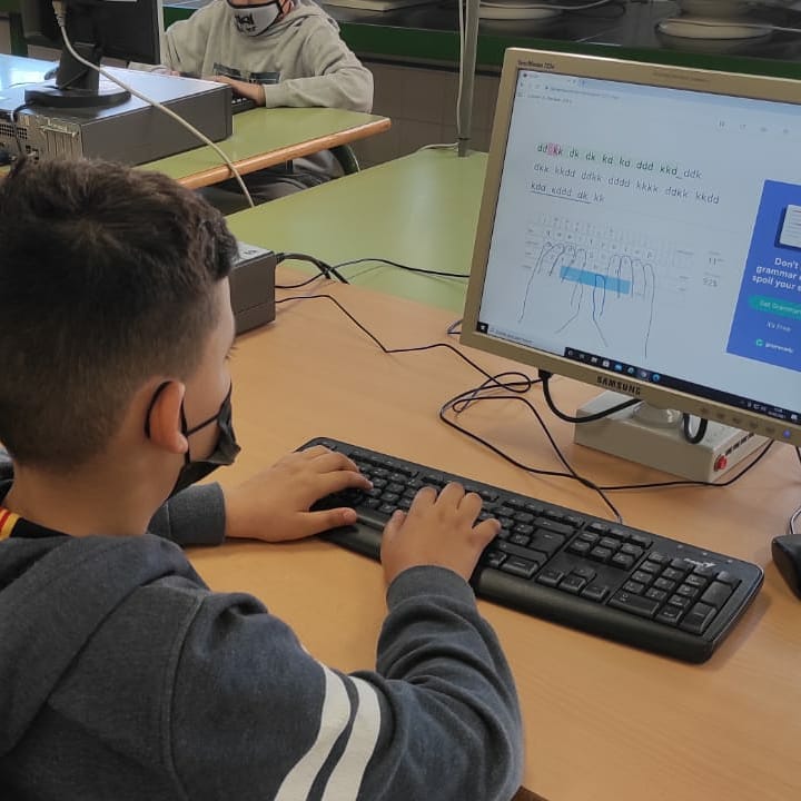 CEIPJabega's tweet photo. IMPULSA 2.0

Nuestro alumnado de 5° y 6° de Primaria continúa aprendiendo con las nuevas tecnologías. Hoy ha tocado taller de mecanografía

Algunos han pasado de 🐢 a 🐆... ¡¡Qué rapidez!! https://t.co/xIlURcAteJ