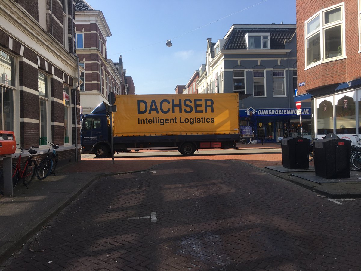 ritzotencate's tweet photo. Dachser. Intelligent logistics.
Less intelligent parking. #datkanliever, #doeuslief. https://t.co/5175VkoPiR