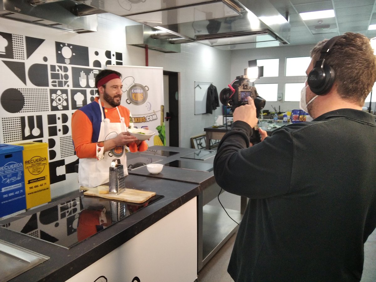 cuinakids's tweet photo. Grabar un programa como CuinaKids lleva muchísimo esfuerzo detrás, desde la creación de los guiones 📖 hasta las múltiples horas de grabación 🎥 y edición 💻, así como las pruebas 🥘 y elaboración de las recetas 👨‍🍳
#CuinaKids #CocinaParaNiños #PeopleAreScience #CampusVeleseVents https://t.co/lvb4dunFhi