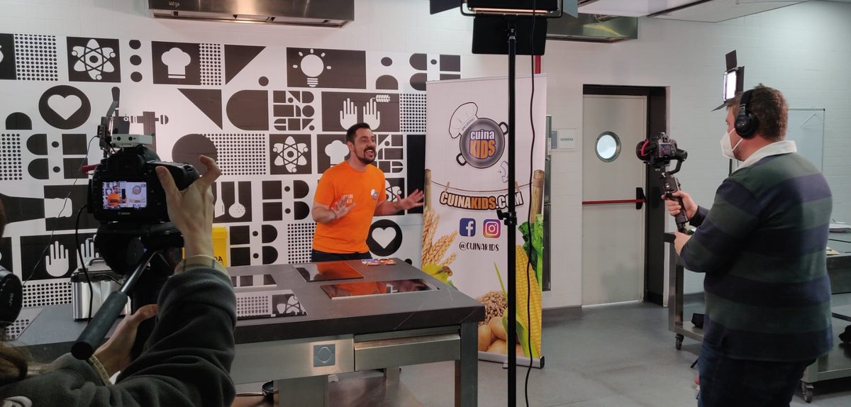 cuinakids's tweet photo. Grabar un programa como CuinaKids lleva muchísimo esfuerzo detrás, desde la creación de los guiones 📖 hasta las múltiples horas de grabación 🎥 y edición 💻, así como las pruebas 🥘 y elaboración de las recetas 👨‍🍳
#CuinaKids #CocinaParaNiños #PeopleAreScience #CampusVeleseVents https://t.co/lvb4dunFhi