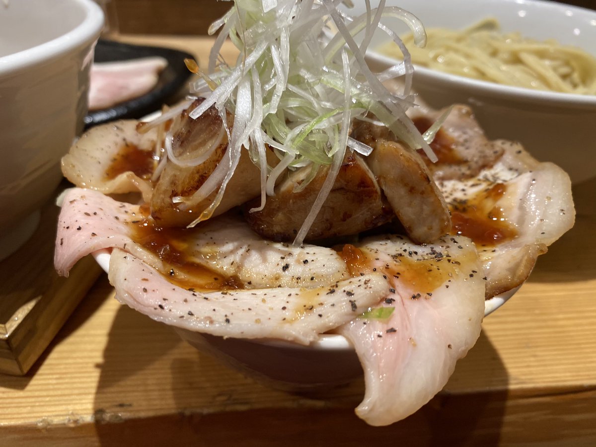 tFwy7KpXnde0MhU's tweet photo. 麺屋　鈴春　本郷三丁目
塩つけ麺（あさり油）推定300g笑
ロース生姜丼（なんか違うの乗ってる気がする笑）

あ〜うまい〜(^○^)麺の食感も良いし、絡むスープの香ばしさときたらたまらんです♪丼ものも色々とコラボされていて胃にいいパンチもらいました😁 https://t.co/Oh9UxPadYm