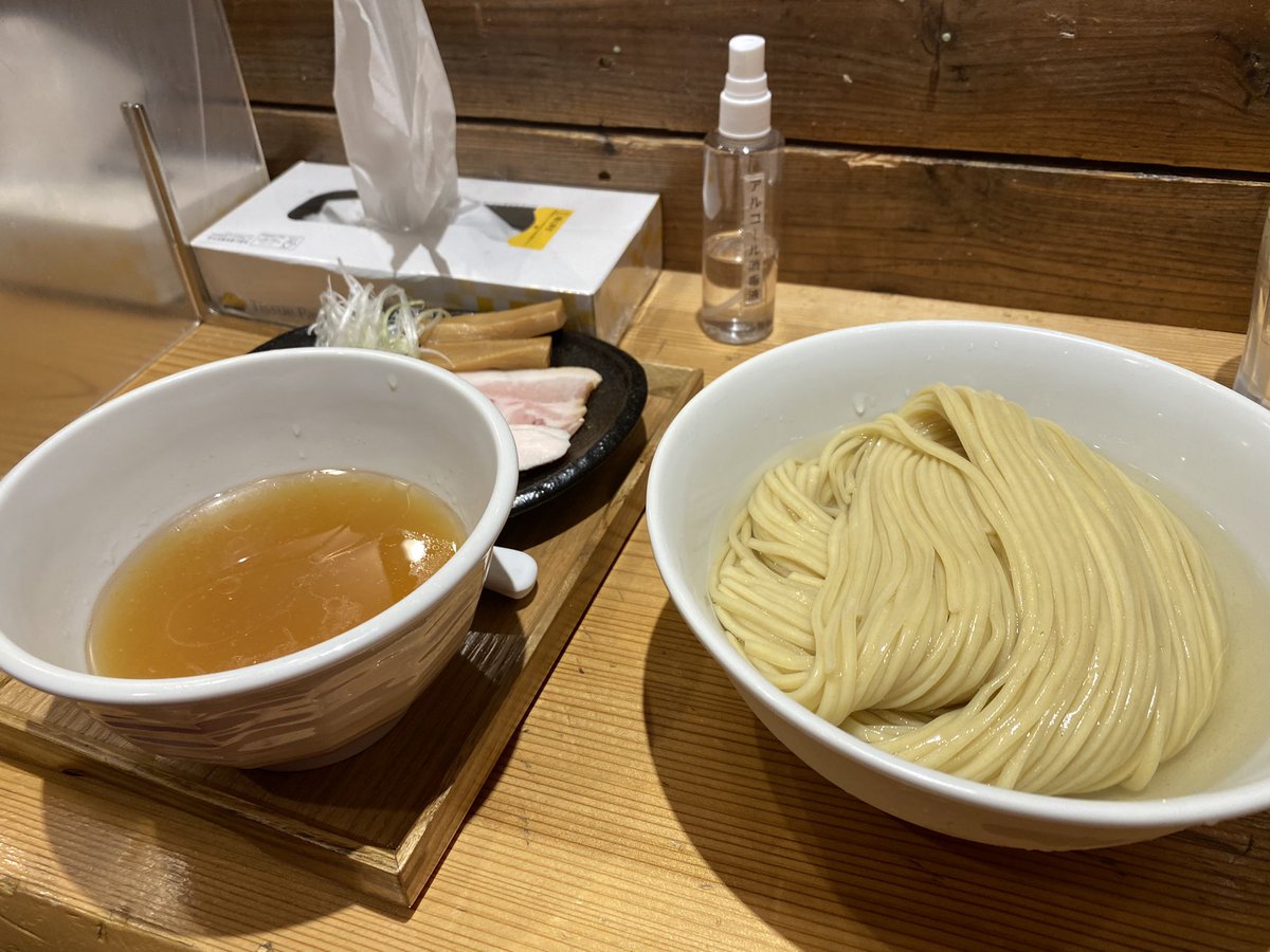 tFwy7KpXnde0MhU's tweet photo. 麺屋　鈴春　本郷三丁目
塩つけ麺（あさり油）推定300g笑
ロース生姜丼（なんか違うの乗ってる気がする笑）

あ〜うまい〜(^○^)麺の食感も良いし、絡むスープの香ばしさときたらたまらんです♪丼ものも色々とコラボされていて胃にいいパンチもらいました😁 https://t.co/Oh9UxPadYm