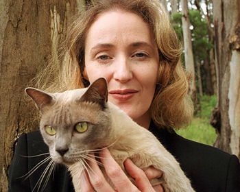 Lisa Gerrard and her cat ❤️

[big wednesday soundtrack]

#LisaGerrard #DeadCanDance