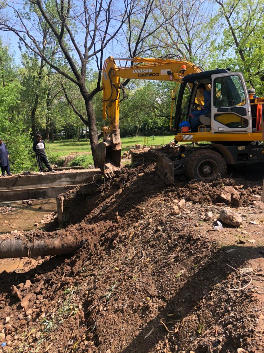 CDAthecapital's tweet photo. Thorough cleaning is being done today in nullahs of Islamabad. In continuation, sector F-6 nullah is being cleared from unwanted waste materials using machinery. Also, staff is working in different areas for clearance of littering issues. https://t.co/DPuzU6yXcy