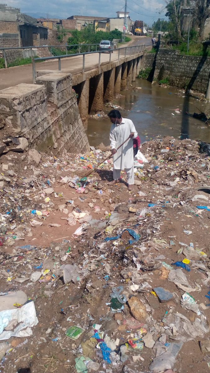 CDAthecapital's tweet photo. Thorough cleaning is being done today in nullahs of Islamabad. In continuation, sector F-6 nullah is being cleared from unwanted waste materials using machinery. Also, staff is working in different areas for clearance of littering issues. https://t.co/DPuzU6yXcy
