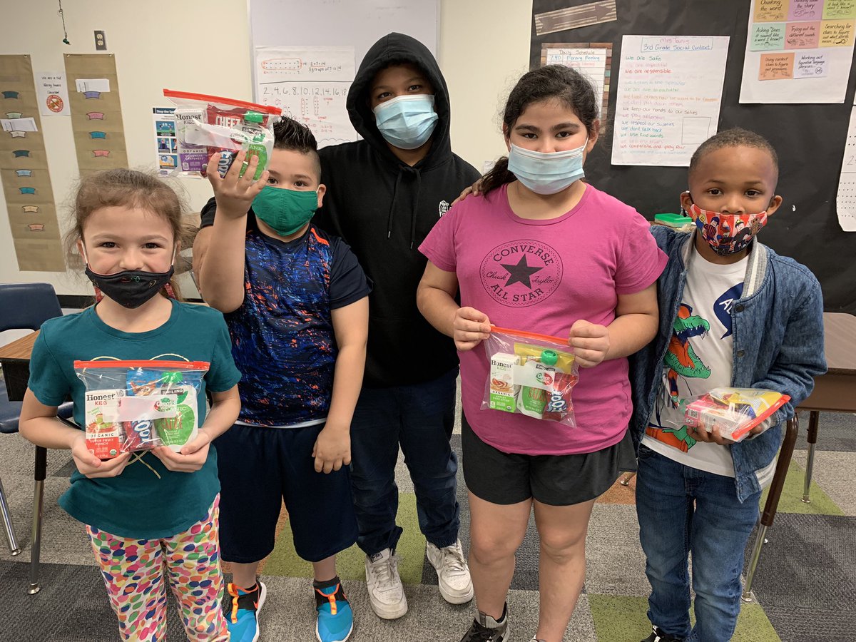 BBEbulldogsPE's tweet photo. Before spring break we gave snack packs to the “Class Of The Week” in PE. Mrs. Tanis’ class was the selected class, but we also gave to @InMrsYoungsRoom class because those boys have been awesome ALL YEAR. #Last9weeks #LatePost #BulldogStrong #RRISD https://t.co/TgghuyEFaU