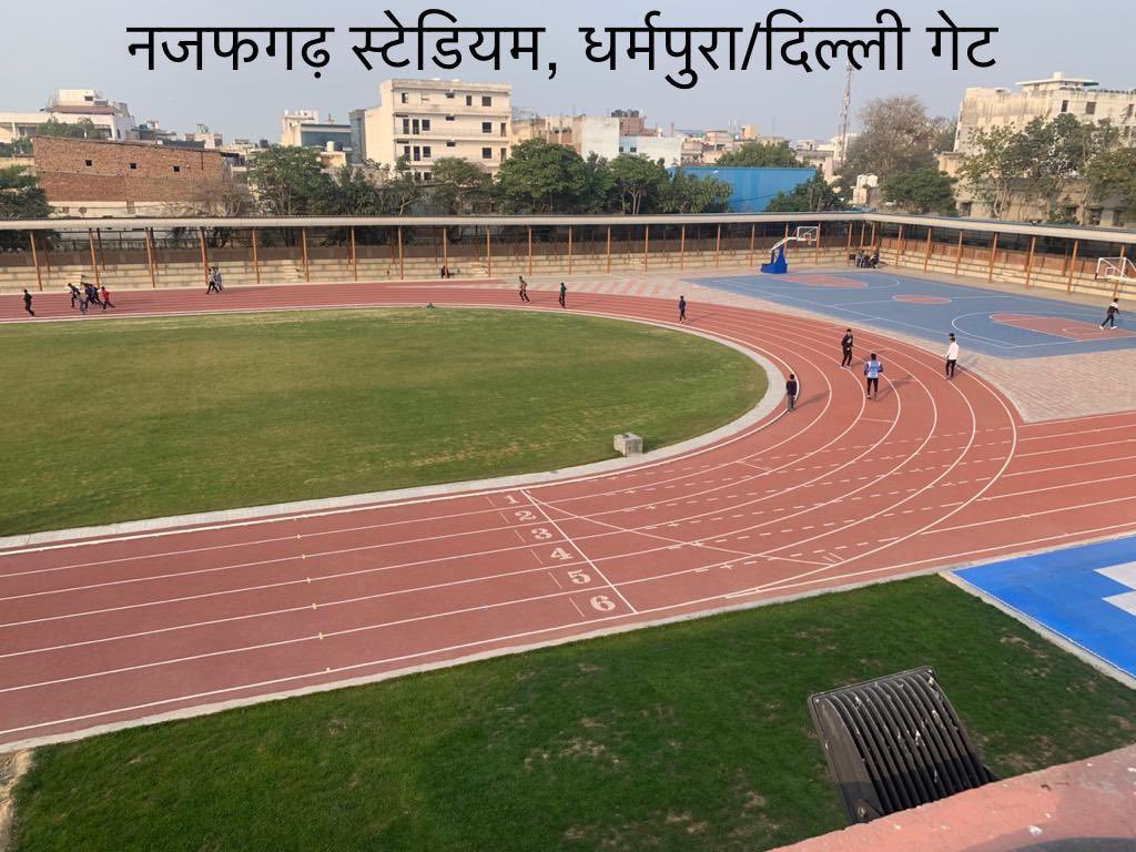 NajafgarhPost's tweet photo. नजफगढ़ स्टेडियम का कायाकल्प हो चुका है। अब कुछ ऐसा दिखता है स्टेडियम। इसमें एथलेटिक ट्रैक के साथ एक बास्केट बॉल कोर्ट भी बनकर तैयार है। https://t.co/hHINrUTNMk