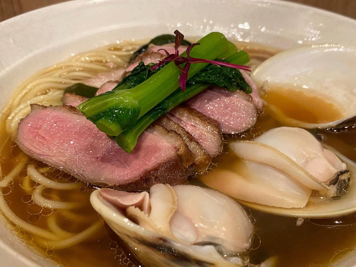 hidejiihideomen's tweet photo. 秋葉原  麺処ほん田
水曜日特別営業
鴨と蛤  鴨ロース増し

鶏の後から感ずる蛤出汁の粋✨
身のデカい蛤と鴨ロースはサケのアテにしなきゃ失礼とばかりに、スープもサカナに
赤星片手の旨杉良太郎ッッッ https://t.co/wyOxNAYt8F
