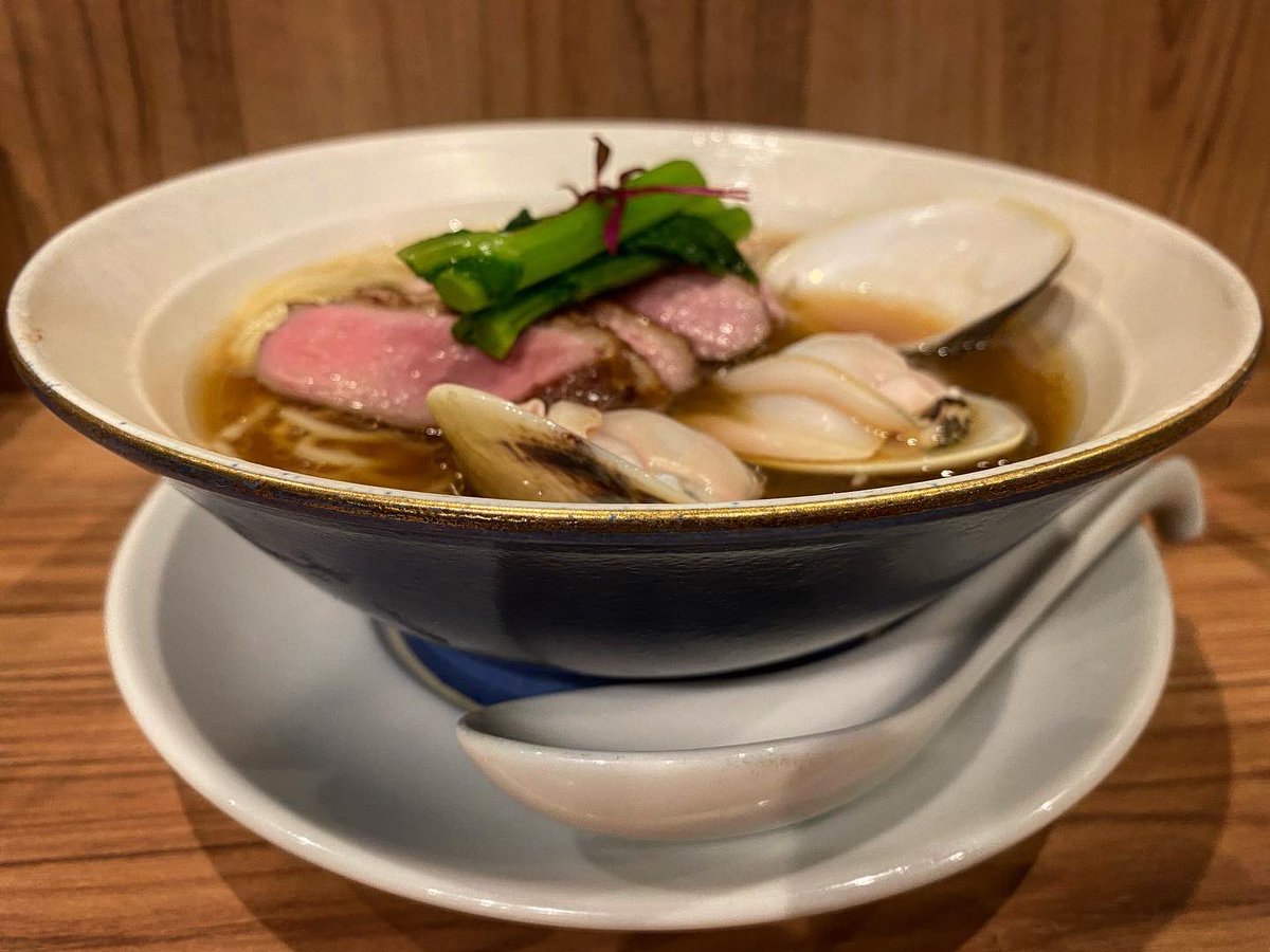 hidejiihideomen's tweet photo. 秋葉原  麺処ほん田
水曜日特別営業
鴨と蛤  鴨ロース増し

鶏の後から感ずる蛤出汁の粋✨
身のデカい蛤と鴨ロースはサケのアテにしなきゃ失礼とばかりに、スープもサカナに
赤星片手の旨杉良太郎ッッッ https://t.co/wyOxNAYt8F