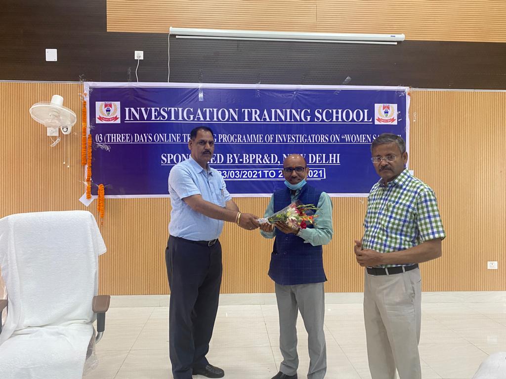 bksranchi's tweet photo. @sanjaykmranchi, secretary, @bksranchi as the #ResourcePerson for the #OnlineTrainingProgramme on #WomenSafety, #ChildTrafficking and #SOPfordealingwith #missingwomenandchildren at the @InvestigationTrainingSchool, #Ranchi. @bksclpakur @bkscldhanbad @DelhiIrrc https://t.co/mKN2r1CrB0