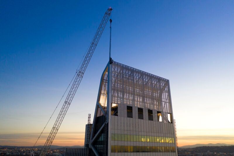 ROCKWOOL_France's tweet photo. đ La laine de roche #ROCKWOOL se prĂ©sente Ă 130m de hauteur sur le toit de la tour #Silex2, Ă Lyon. đ» Encore une fois aux sommets de lâ#isolation offrant un #panorama dâexception sur la ville !
#lainederoche #Lyon #chantier https://t.co/aiO9c0Nz08