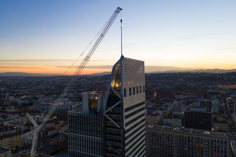 ROCKWOOL_France's tweet photo. đ La laine de roche #ROCKWOOL se prĂ©sente Ă 130m de hauteur sur le toit de la tour #Silex2, Ă Lyon. đ» Encore une fois aux sommets de lâ#isolation offrant un #panorama dâexception sur la ville !
#lainederoche #Lyon #chantier https://t.co/aiO9c0Nz08