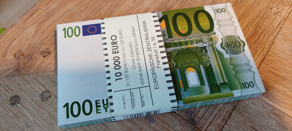 碓井 康裕 うすい Yasuhiro Usui わーい プレゼントに札束を貰ったぞ 大金だ しかし考えるとこれ日本円 で１３０万円弱 札束的に考えると普通にリアルな価値なんだよなとw そしてどの国にもこういう札束チョコレートはあるんだなぁと 面白い