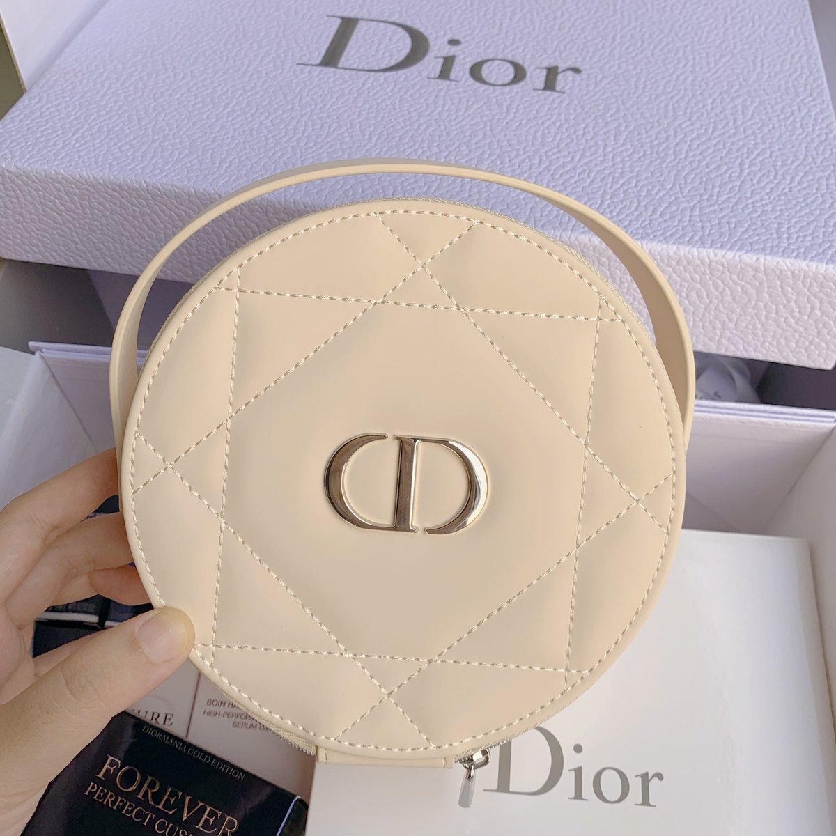 arnathaofficial's tweet photo. โห กระเป๋าของแถมของ Dior ของจริงสวยม๊ากกกกกกกกกกกกกกกกก เธอไม่ควรเป็นของแถ๊มมมมม https://t.co/91PQakbP4C
