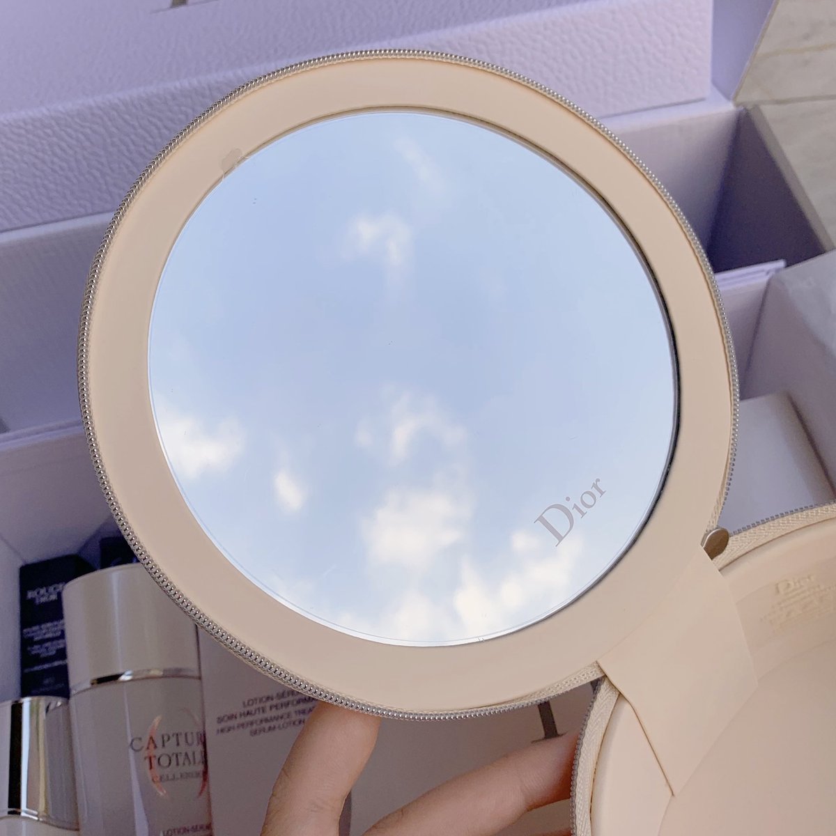 arnathaofficial's tweet photo. โห กระเป๋าของแถมของ Dior ของจริงสวยม๊ากกกกกกกกกกกกกกกกก เธอไม่ควรเป็นของแถ๊มมมมม https://t.co/91PQakbP4C