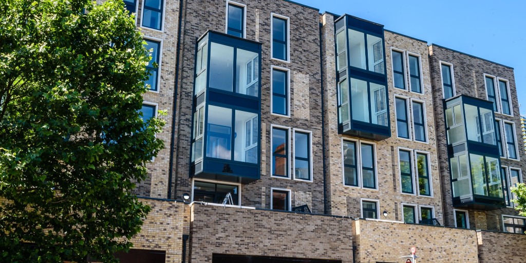 EHSmithArch's tweet photo. This @AC_Architects designed mixed use scheme for @PeabodyLDN of 55 units plus retail, ranging over two to six stories. Built by Durkan, the scheme sits within a number of larger developments to the west and the lower buildings on Walworth Road. → https://t.co/ebLifjzzwN https://t.co/D4SR2tRRg5