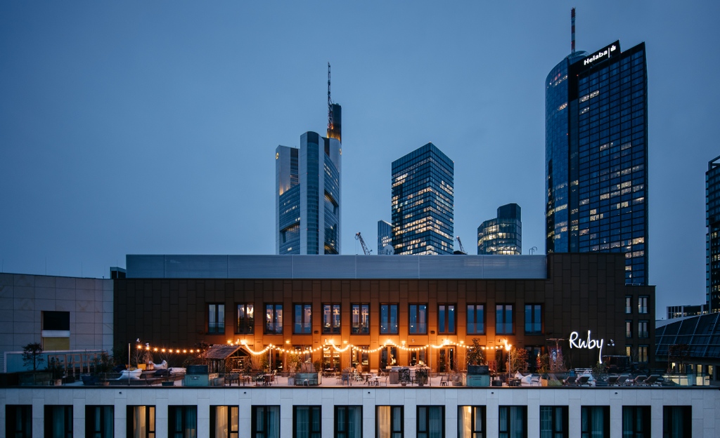 WarmWelcomeMag's tweet image. Ruby Hotels Launch Ruby Louise in Frankfurt, Germany 😍

See the full article via the Hotel section of Warm Welcome Magazine - bit.ly/3d480eS 🤳

#rubyhotels #frankfurt #frankfurthotels #frankfurttravel #germany #germanyhotels #germanytravel #luxuryhotel #roofterrace