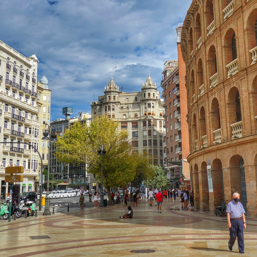 bealocalvlc's tweet photo. Looking towards the start of Calle Colón. Did you know that it was built over the Christian city wall that once encircled the city? When Colón Metro was being excavated, the foundations of the Jewish Gate were discovered and have been left in situ. https://t.co/R0W7tSzjcL