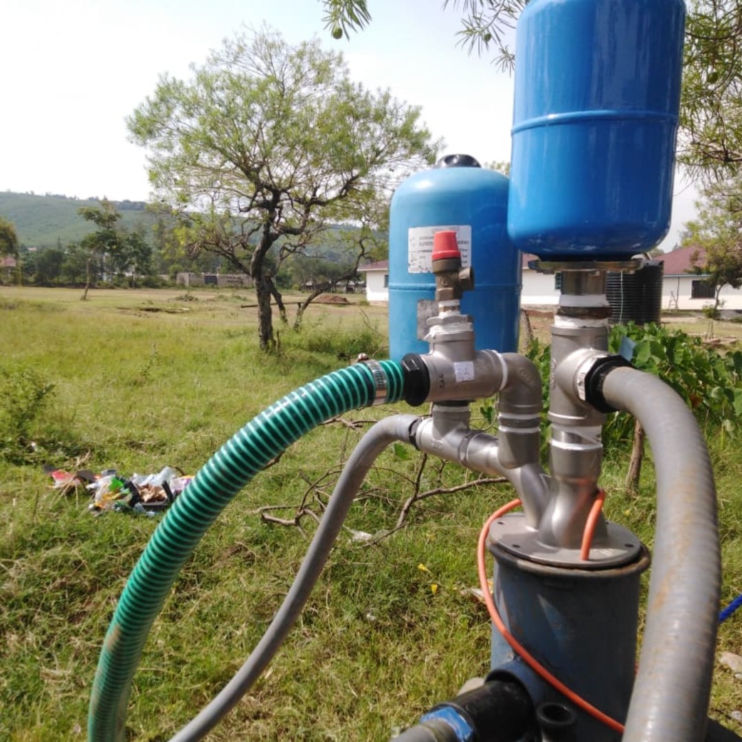 impactpumps's tweet photo. An Impact Pump set up on a farm in Kenya - the unique design allows you to irrigate safely and with ease from depths of up to 25m.

#impactpump #irrigation #agriculture #smallfarm #domestic #crops #farmlife #well #watersource #waterpump https://t.co/PdiiwD0ca2