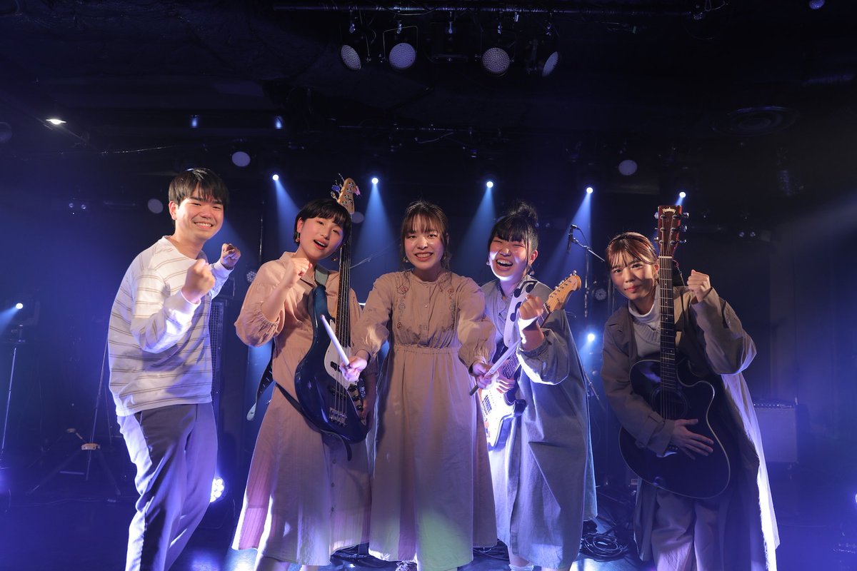 OVERALL158cm's tweet photo. 2021.3.23
｢社会人になります｣を見てくださった全ての方々ありがとうございました🎉🎉

OVERALLが福山平成大学軽音部のOVERALLとして活動できたこの時間が、本当に大好きでしあわせでした🌸🌸

機会を下さった福山Cableさん
卒業する私たちに暖かい言葉を下さったみなさん
みんなみんな大好きです🌼 https://t.co/MI5q2CE2Do