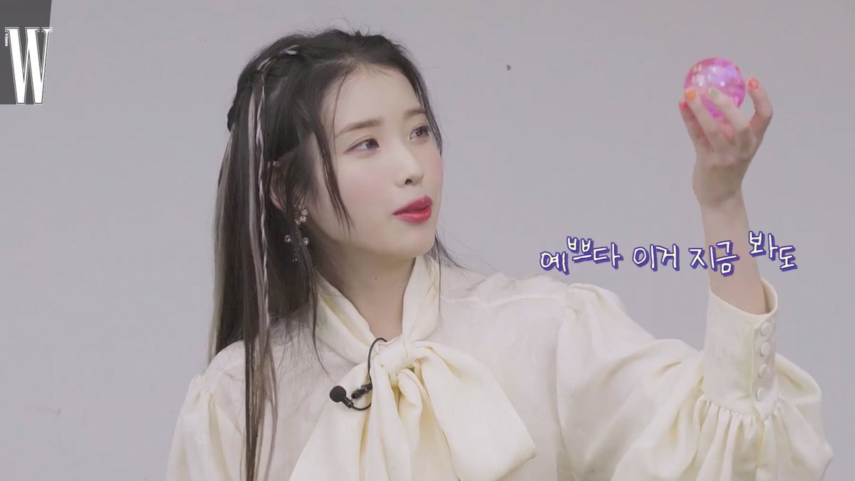 jieunspoetry's tweet photo. IU is reviewing older items from long ago! That’s the trip down memory lane 🥺 #90liners gather 😆
I was born in 2002 but -some- of these things remind me of my childhood 😌
🔗https://t.co/hqrigOqM5Q https://t.co/zw1wG3Lc6c